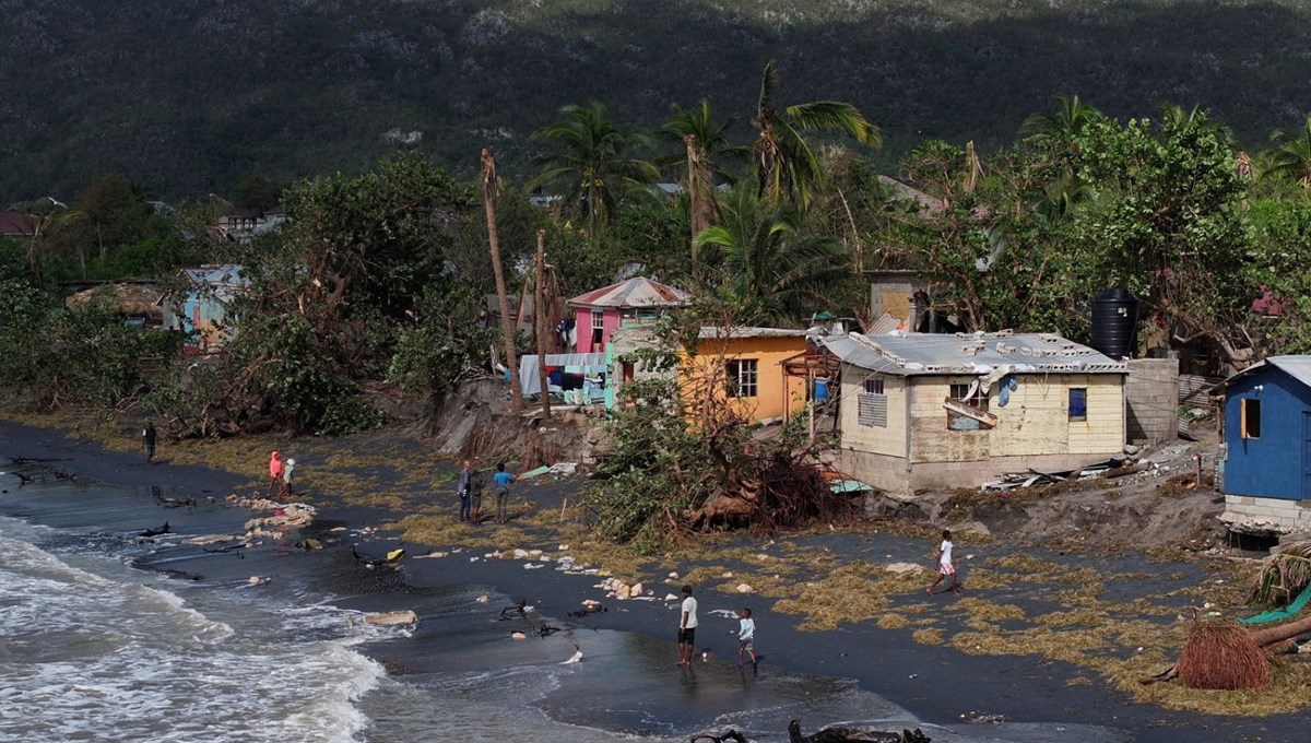 Karayipler'i silip süpüren kasırga: Üç ülke enkaza döndü