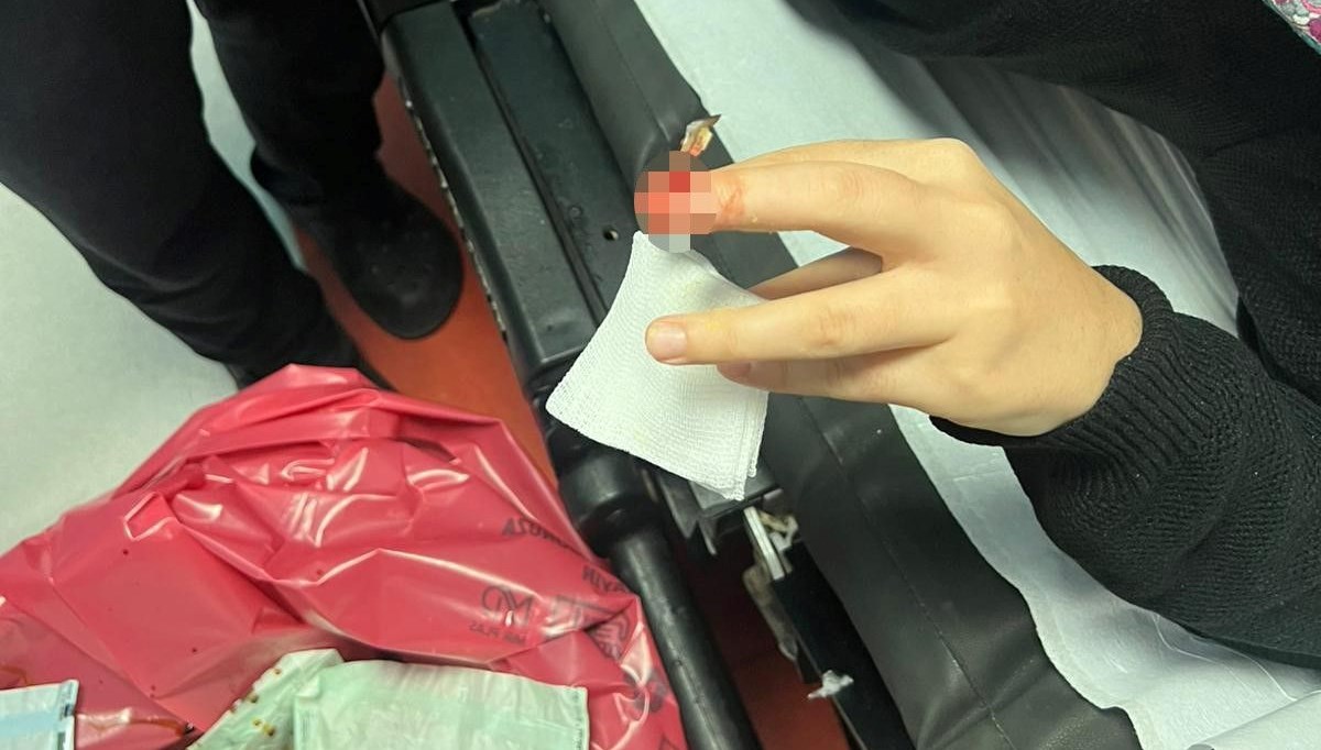 Yemek hazırlarken parmağını blendera kaptırdı Yemek hazırlarken parmağını blendera kaptırdı