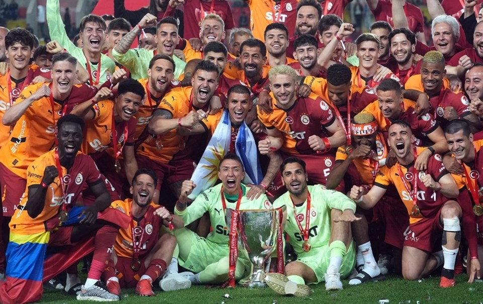 Okan Buruk, 7 ismin üstünü çizdi: Kasaya servet girecek - 1