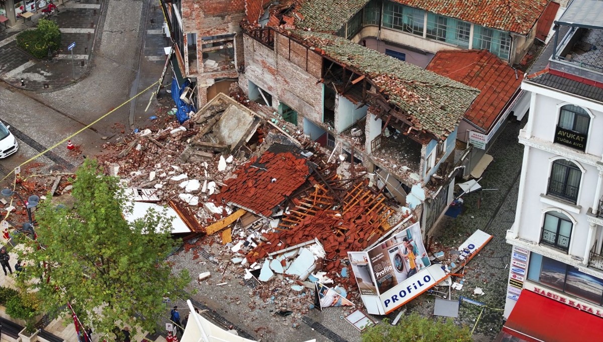 Balıkesir Sındırgı'da son durum | Hasarın boyutu gün ağarınca ortaya çıktı: Birçok binada çatlaklar var