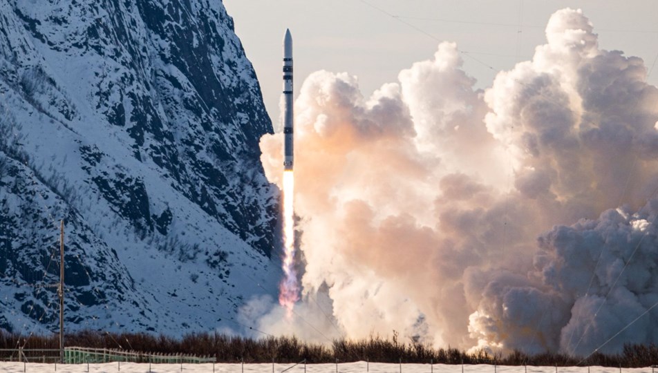 Avrupa'nın ilk yörünge roketi yere çakıldı! Canlı yayında devrildi