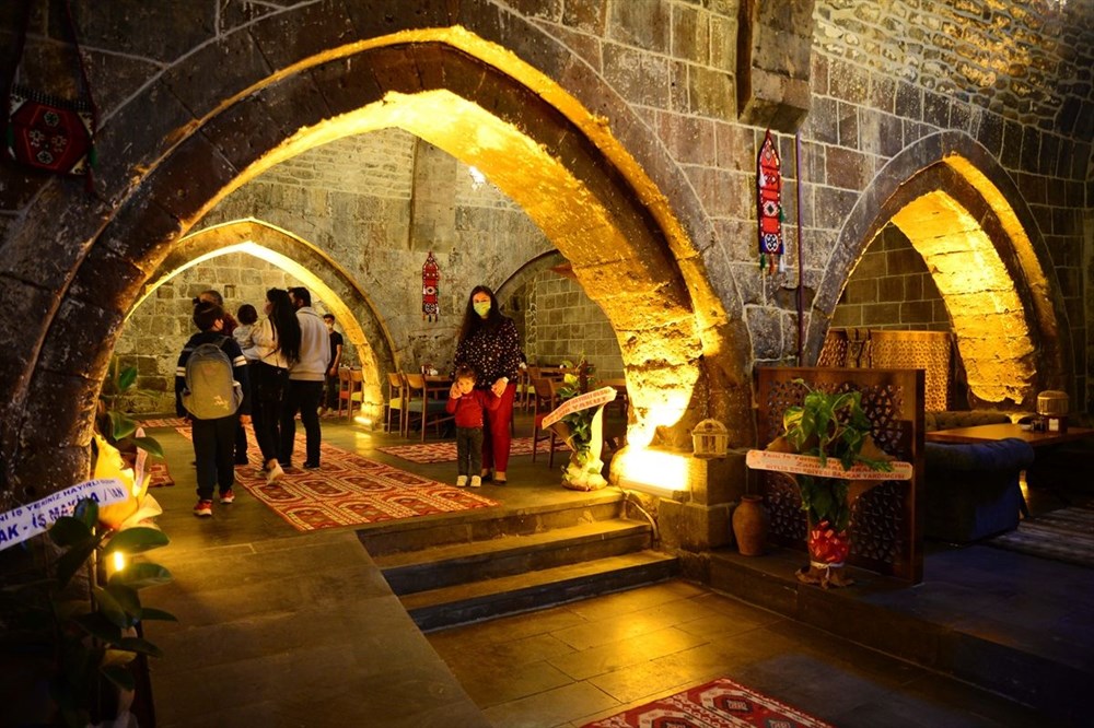 Bitlis'te 5 asırlık han ziyaretçilerini zamanda yolculuğa çıkarıyor - 7