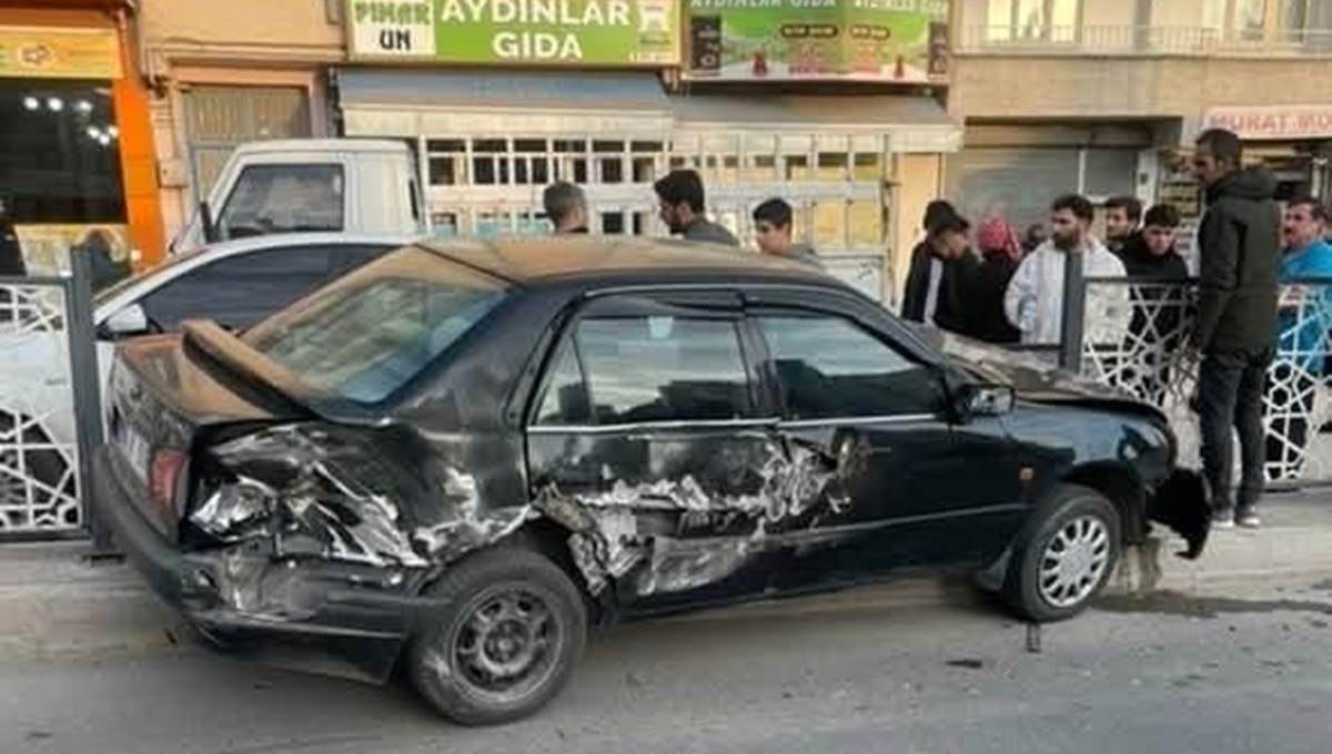 Elazığ’da kamyon ile otomobil çarpıştı Elazığ’da kamyon ile otomobil çarpıştı