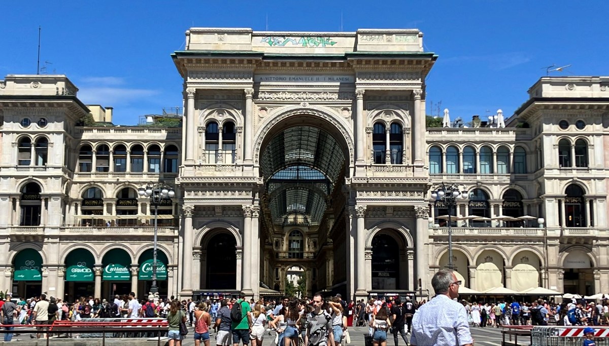 İtalya'nın tarihi çarşısı 'Galleria Vittorio Emanuele II'ye devasa grafiti: Vandallar aranıyor İtalya'nın tarihi çarşısı 'Galleria Vittorio Emanuele II'ye devasa grafiti: Vandallar aranıyor