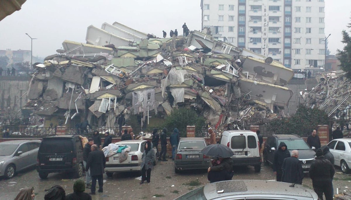 Ebrar Sitesi davasında yıkılan binanın apartman görevlisinden çarpıcı itiraf: “Asansörün tabanından su çıkardı, motorla dışarı atardık”