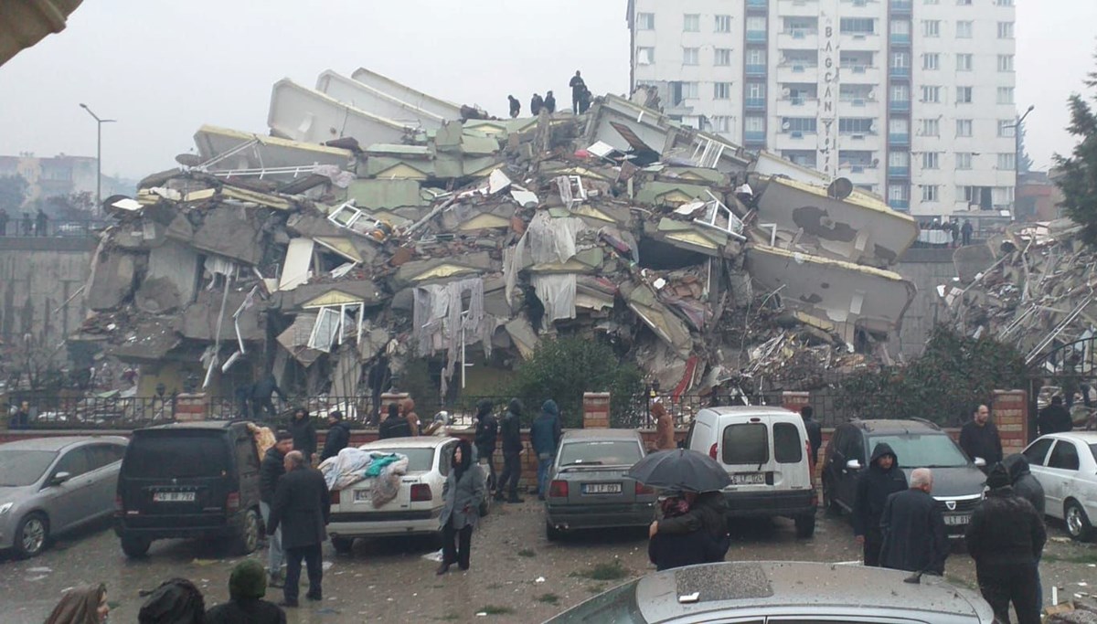 Ebrar Sitesi davasında yıkılan binanın apartman görevlisinden çarpıcı itiraf: “Asansörün tabanından su çıkardı, motorla dışarı atardık” Ebrar Sitesi davasında yıkılan binanın apartman görevlisinden çarpıcı itiraf: “Asansörün tabanından su çıkardı, motorla dışarı atardık”