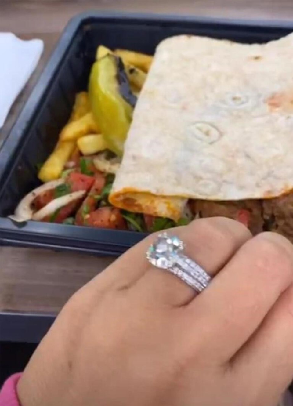 Katie Price kuafördeki kebap ziyafetinde yüzüğünü gösterdi - 1