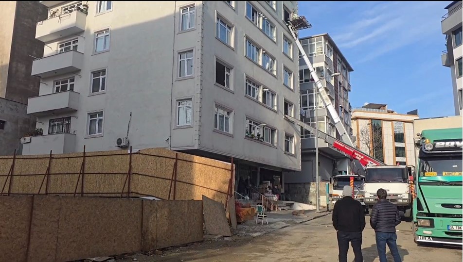 Kartal'da duvarlarında çatlaklar oluşan 7 katlı bina boşaltıldı