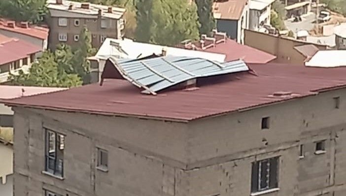 Hakkari'deki fırtına hayatı olumsuz etkiledi