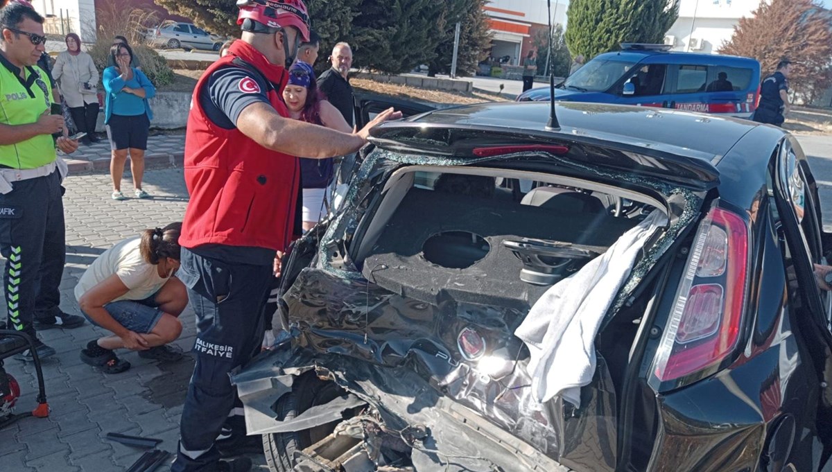 Edremit'te 3 araç trafik kazası yaptı: 4 yaralı Edremit'te 3 araç trafik kazası yaptı: 4 yaralı
