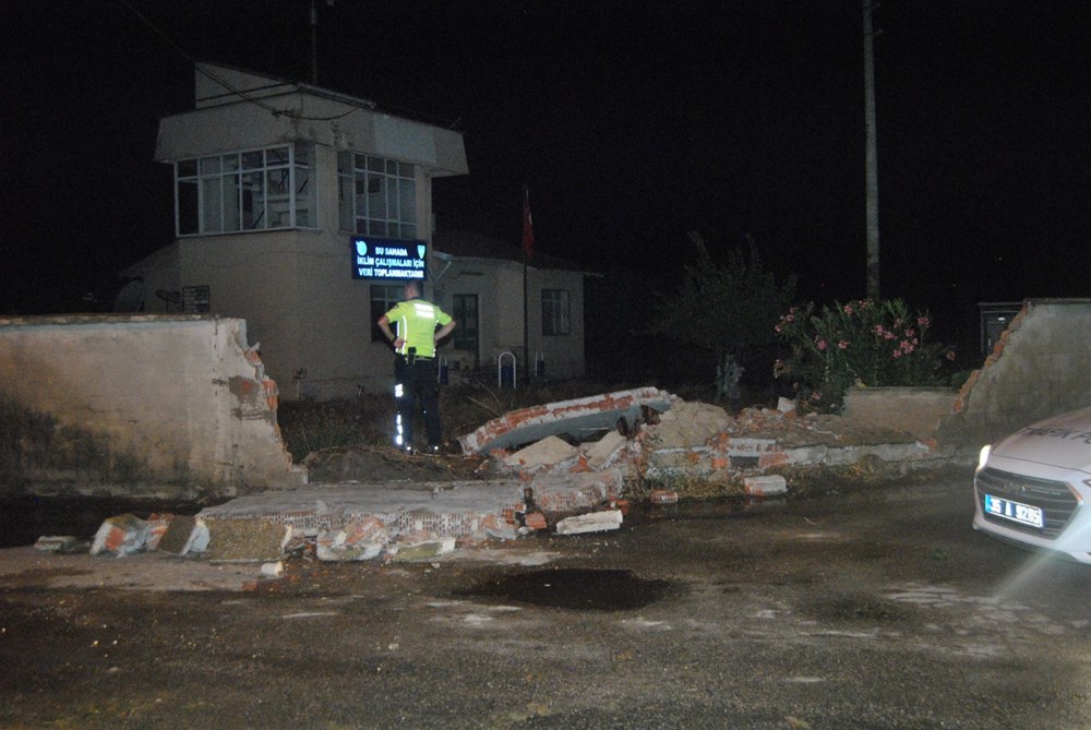 İzmir�de yağış ve rüzgar nedeniyle beton duvarlar yıkıldı Son Dakika İzmir�de yağış ve rüzgar nedeniyle beton duvarlar yıkıldı Son Dakika