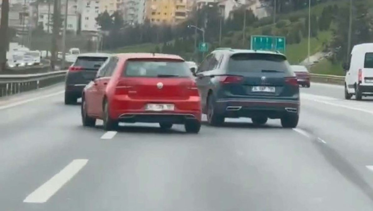 Trafikteki inatlaşma kazayla bitti Trafikteki inatlaşma kazayla bitti