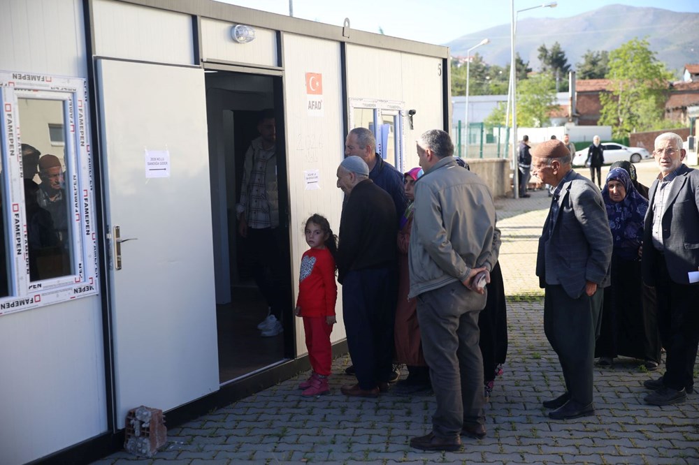 Deprem bölgesinde vatandaşlar sandık başına gitti - 4