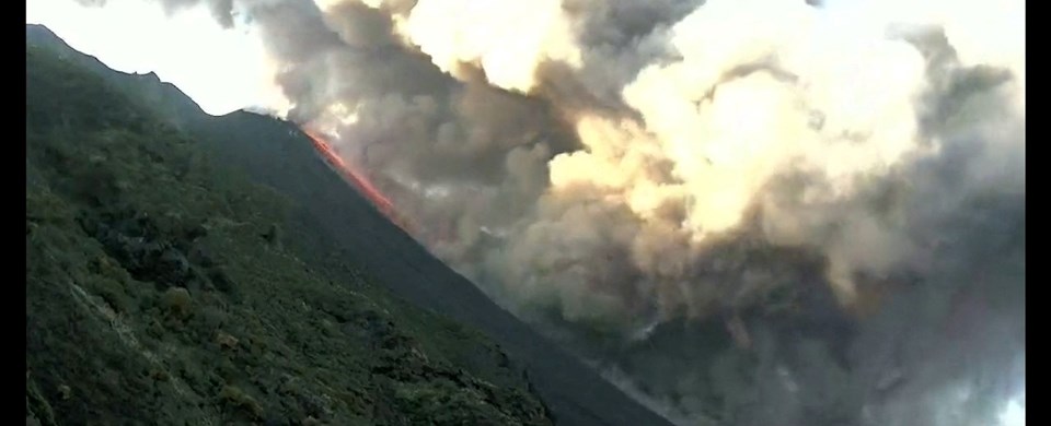 İtalya'daki Stromboli yanardağ lav ve kül püskürtmeye devam ediyor - 1