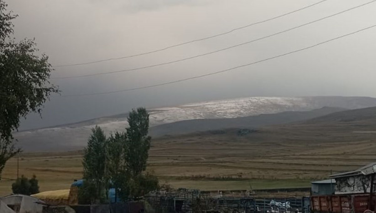 Ardahan'da Kısır Dağı'na kar yağdı Ardahan'da Kısır Dağı'na kar yağdı