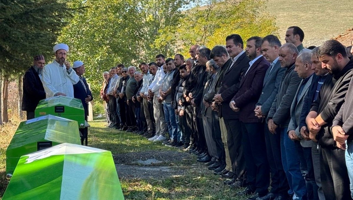 Pazardan mezara: 3 kardeş ve enişteleri yan yana defnedildi