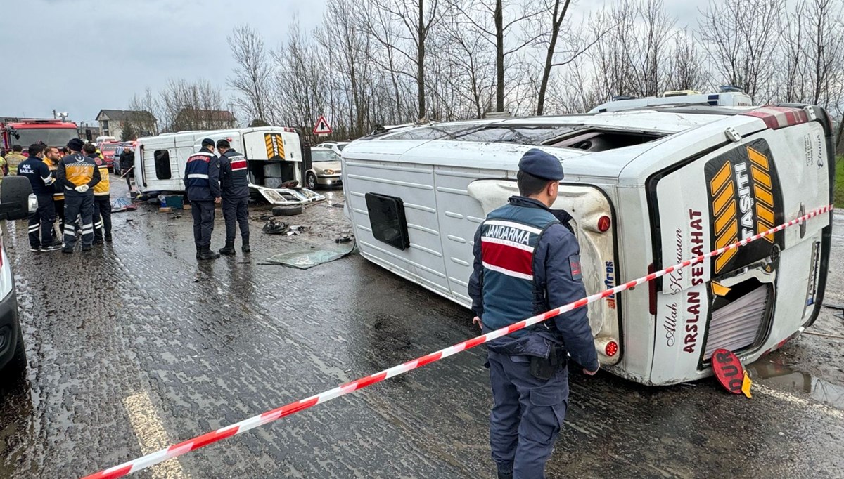 Bartın'da iki işçi servisi çarpıştı: 1 ölü, 29 yaralı Bartın'da iki işçi servisi çarpıştı: 1 ölü, 29 yaralı