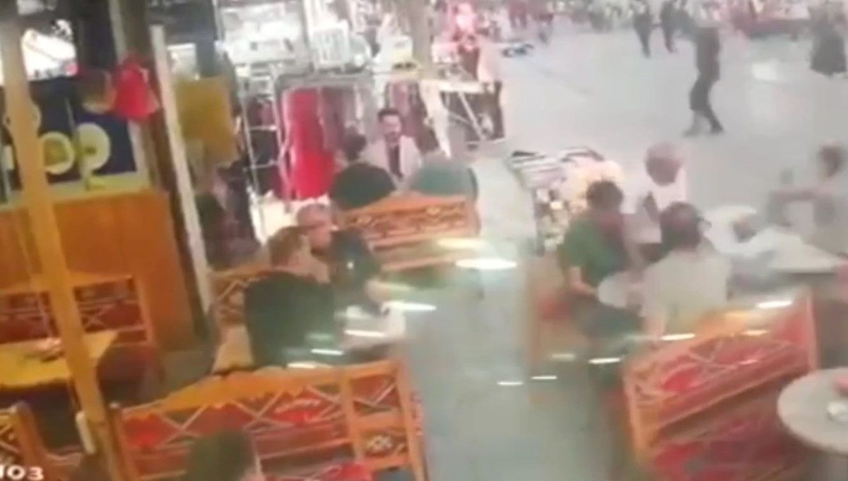 Motosiklet kafeteryaya daldı