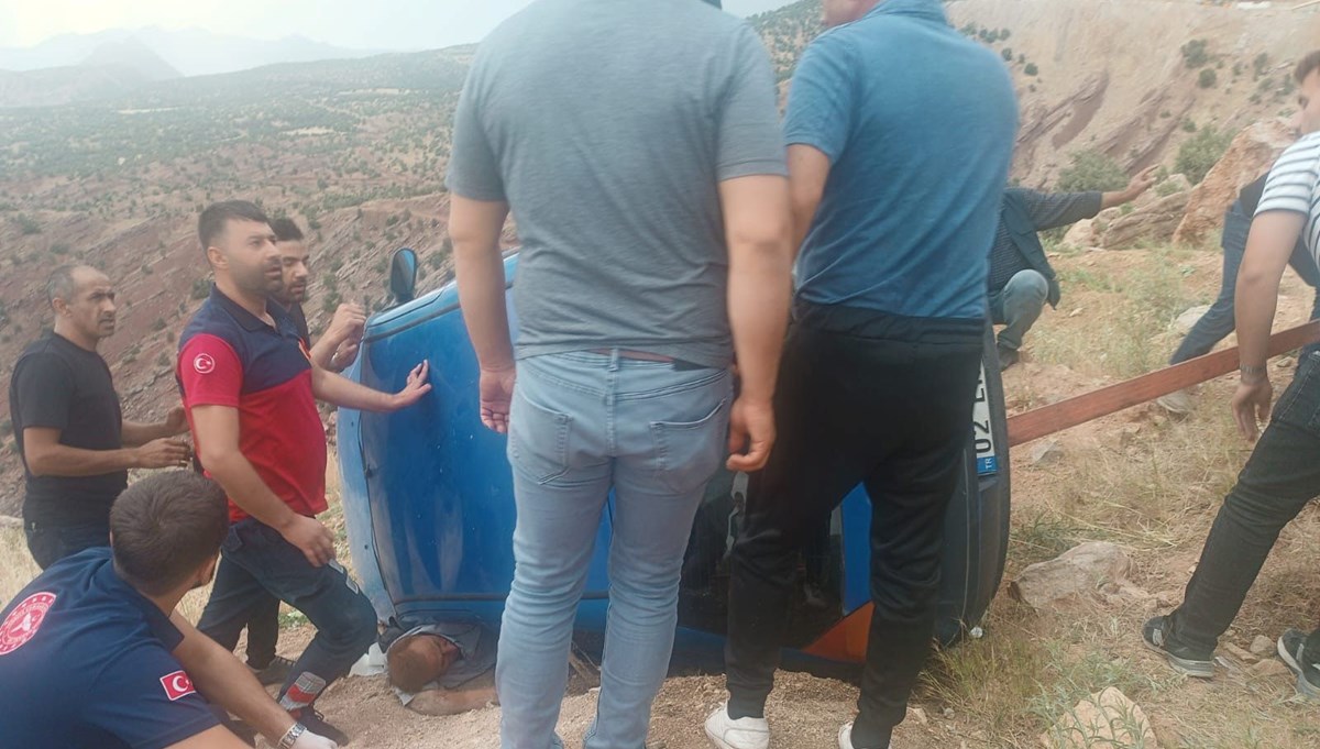 Sürücü, park ettiği otomobilin altında kaldı Sürücü, park ettiği otomobilin altında kaldı