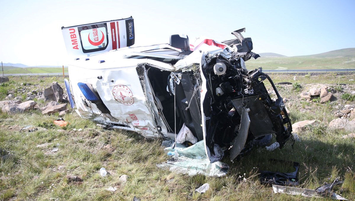 Kars'ta ambulans devrildi: 4 yaralı