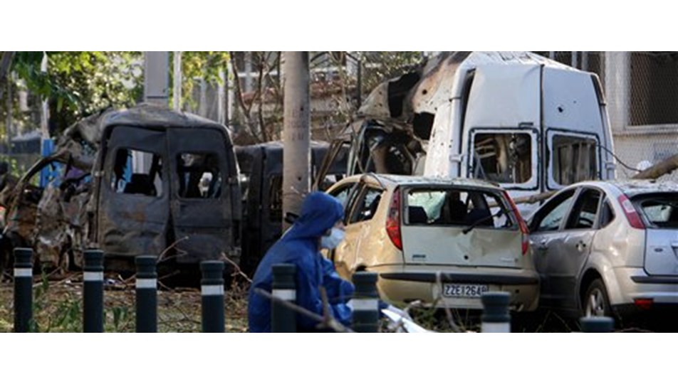 Atina borsa binasının önünde bomba patladı