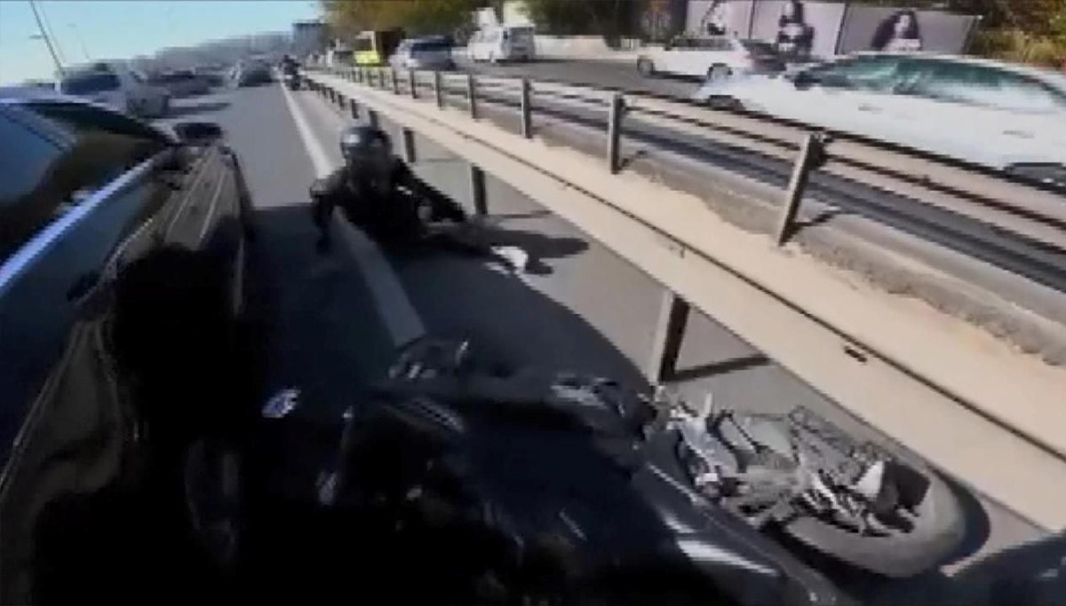 İstanbul'da emniyet şeridi kazası: 2 motosiklet böyle çarpıştı İstanbul'da emniyet şeridi kazası: 2 motosiklet böyle çarpıştı