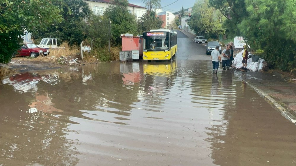 İstanbul'da kuvvetli sağanak: Maltepe'de cadde ve alt geçit göle döndü - 9