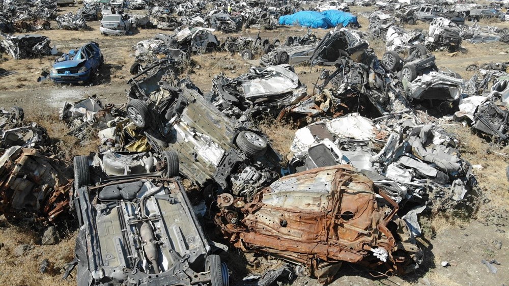Enkaz altında hurdaya dönen araçlar teslim alınıyor - 6