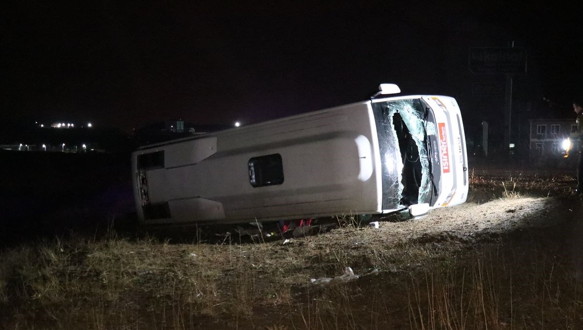 Sivas'ta tur midibüsü devrildi: 1 kişi öldü, 24 kişi yaralandı
