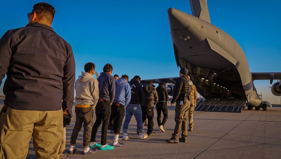 Kolombiya 160 göçmeni taşıyan 2 ABD uçağını geri gönderdi: Trump'tan zehir zemberek açıklamalar