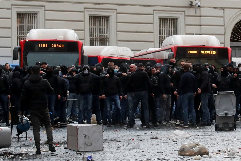 Holiganlar terör estirdi: Napoli savaş alanına döndü - 3