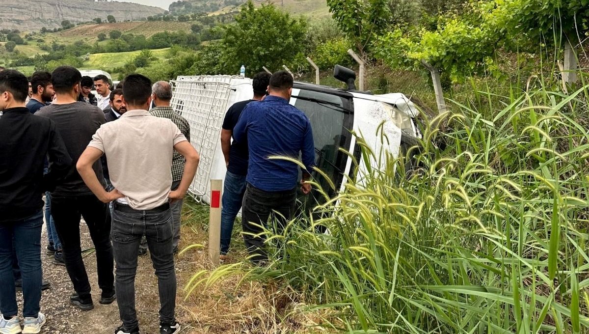 Adıyaman’da minibüs devrildi: 14 yaralı Adıyaman’da minibüs devrildi: 14 yaralı