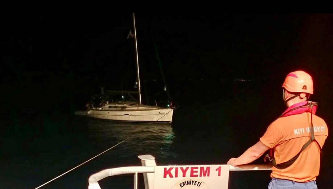 Çanakkale Boğazı'nda sürüklenen tekne kurtarıldı