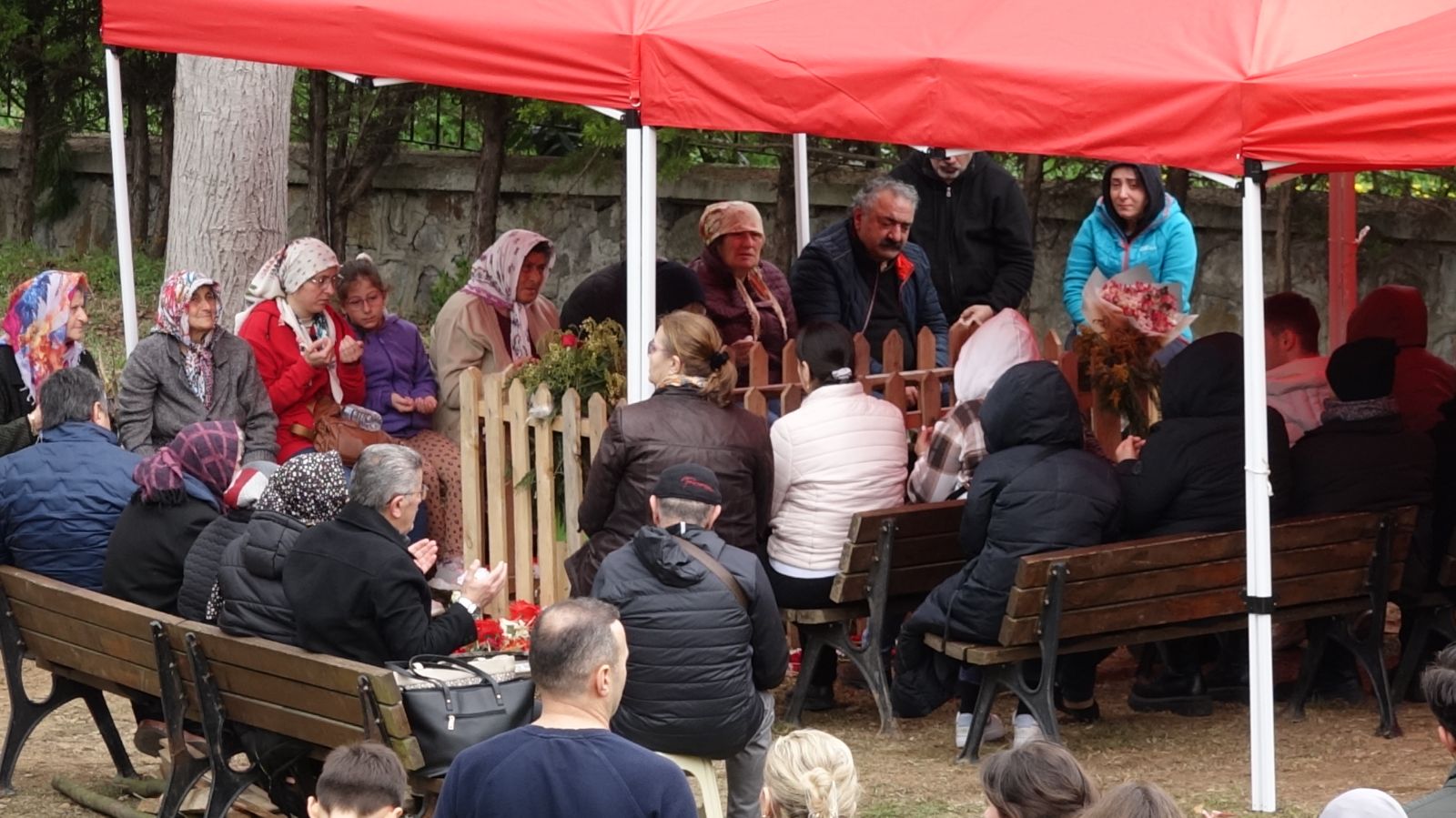 Volkan Konak'ın sevenleri, mezarına akın etti: