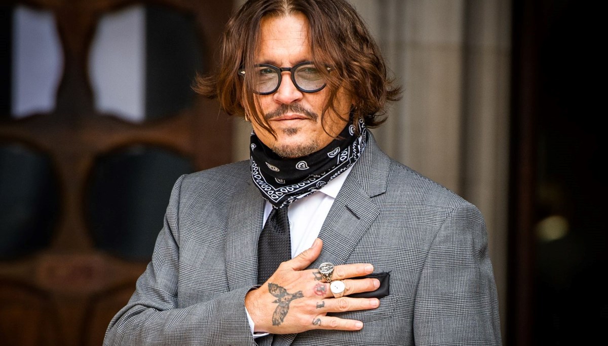 Johnny Depp çizdiği resimlerden milyon dolarlar kazandı