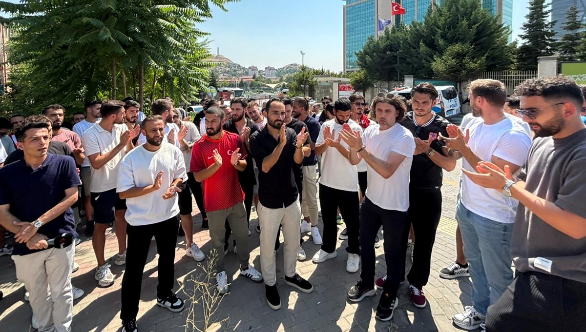 Futbolcular yaş krizi için toplandı