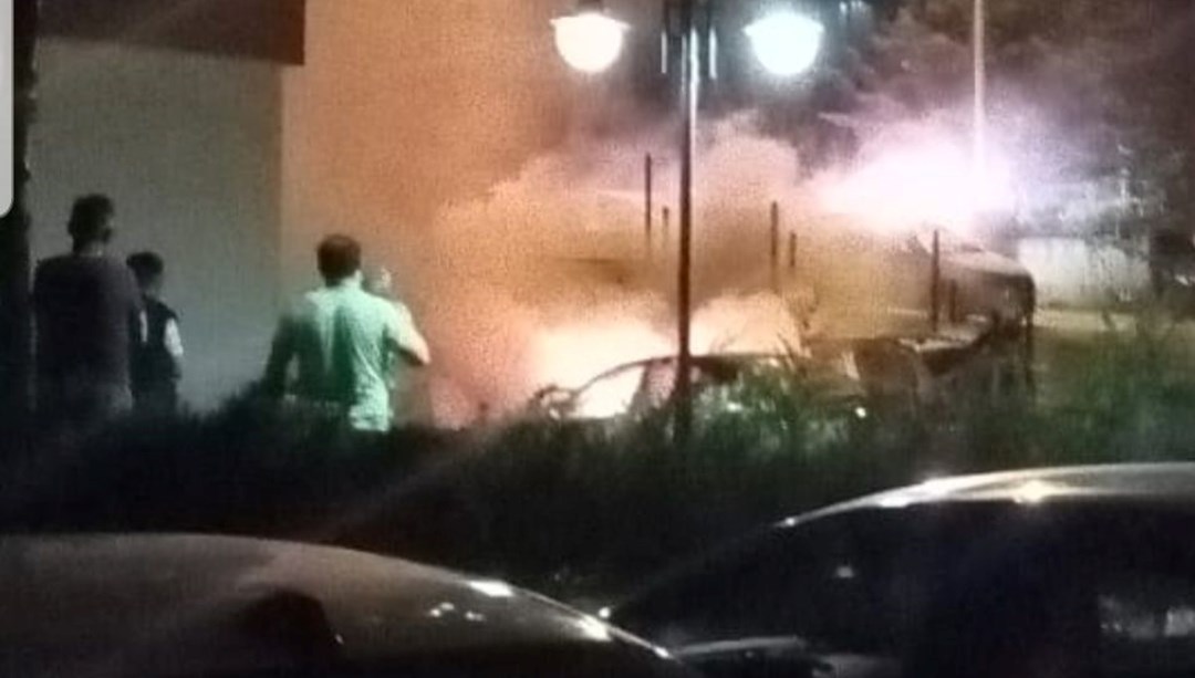 Ankara'da park halindeki otomobilde patlama 2 araç küle döndü