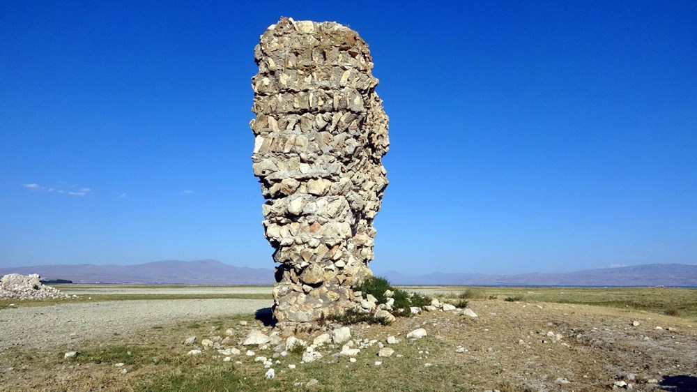 Van Gölü’nde sular çekilince tarihi Erciş Kalesi ortaya çıktı - 4