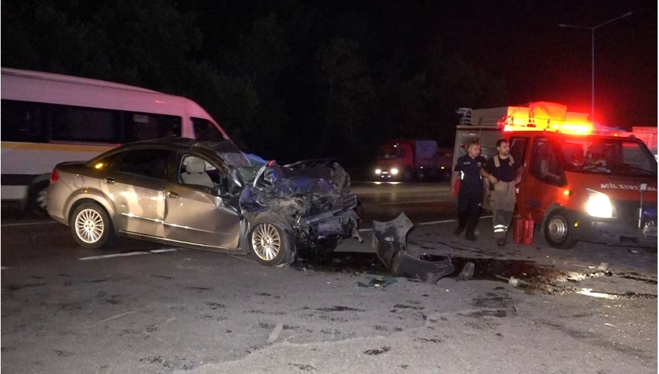 Otomobil TIR'ın altına girdi: 2 ölü, 2 yaralı