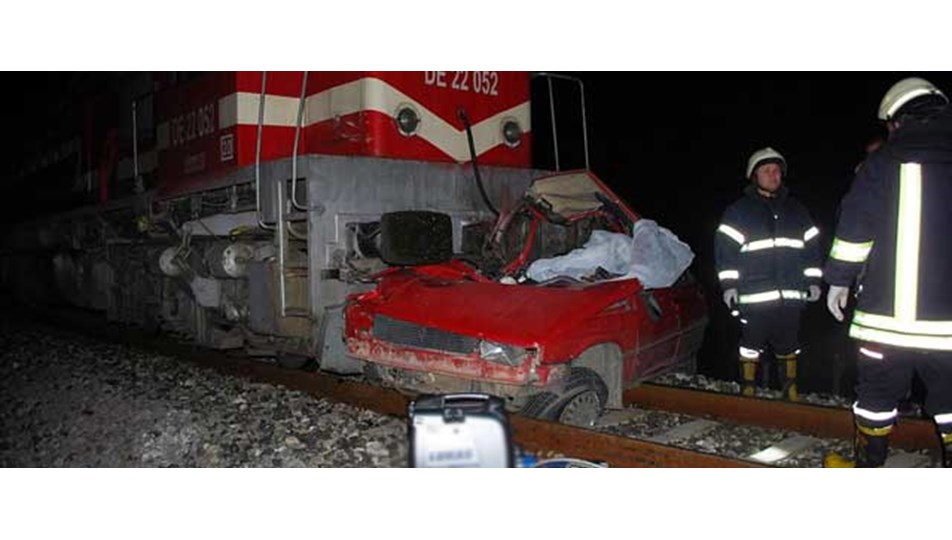 Yolcu treni otomobile çarptı: 2 ölü