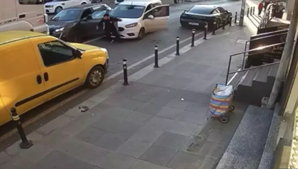 Sultanbeyli'de kovalamaca anları: Otomobiliyle uyuşturucu satan kişi yakalandı Sultanbeyli'de kovalamaca anları: Otomobiliyle uyuşturucu satan kişi yakalandı