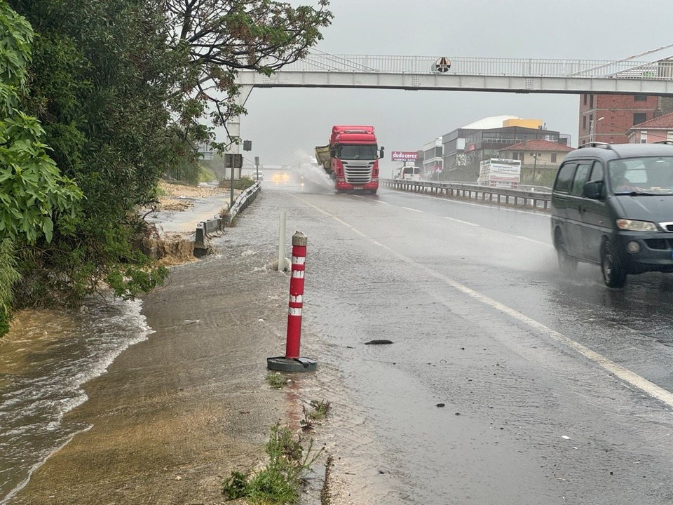 Fırtına ve sağanak İstanbul trafiğini vurdu - 1
