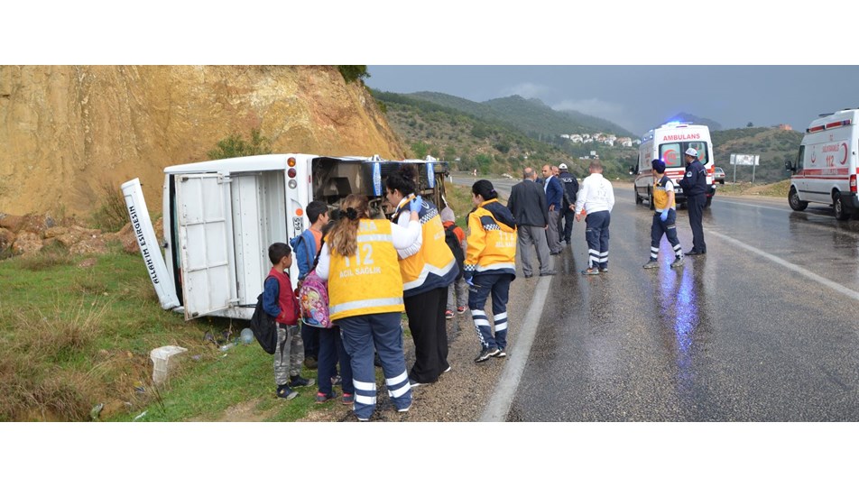 Adana’da öğrenci servisi devrildi: 15 yaralı