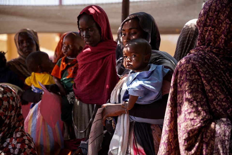 Sudanlı kadınlar yiyecek karşılığında cinsel ilişkiye zorlanıyor - 1