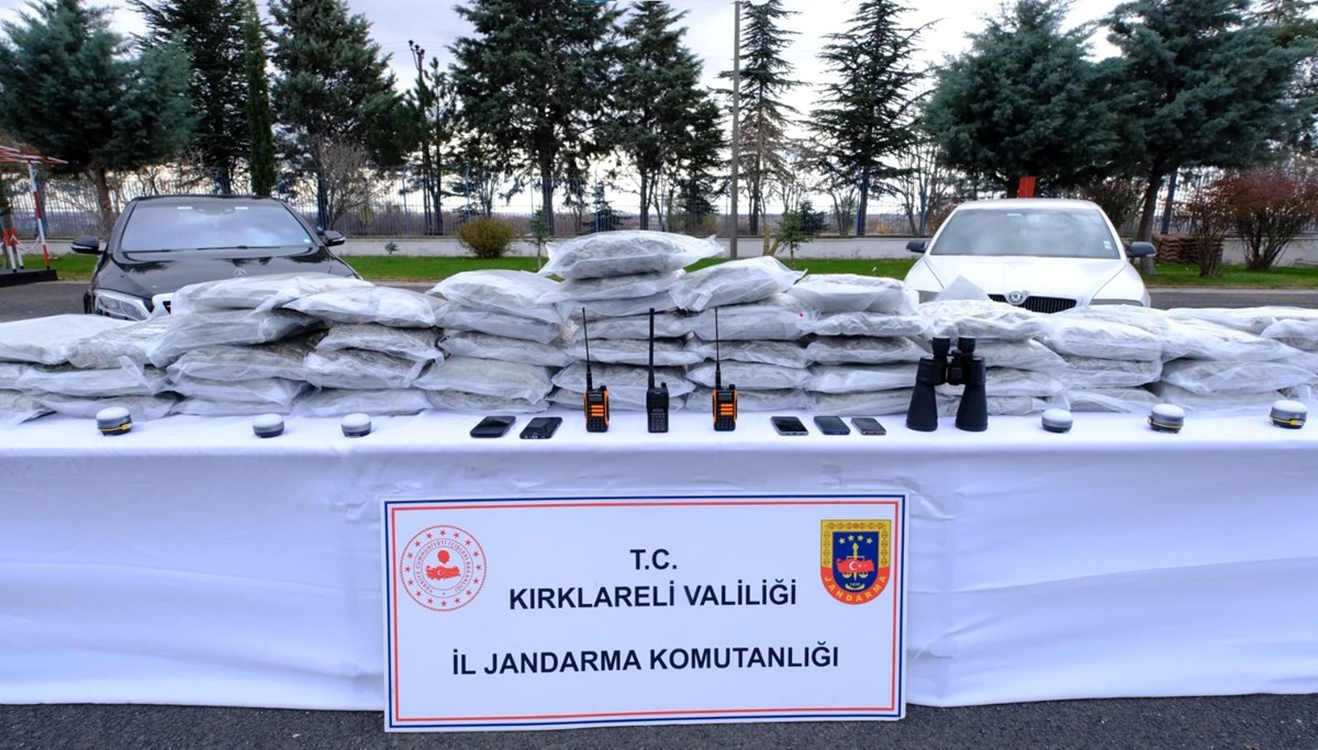 Uluslararası uyuşturucu kaçakçılığı operasyonu: 5 zanlı yakalandı, 86 kilo skunk ele geçirildi Uluslararası uyuşturucu kaçakçılığı operasyonu: 5 zanlı yakalandı, 86 kilo skunk ele geçirildi