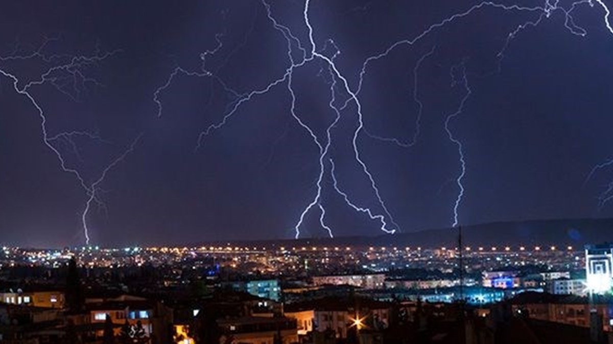 Izmir De Yildirim Dusmesi Sonucu 7 Asker Yaralandi Ntv