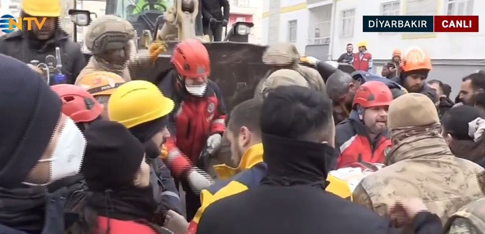 Enkaz altındakiler için zamana karşı yarış - 7