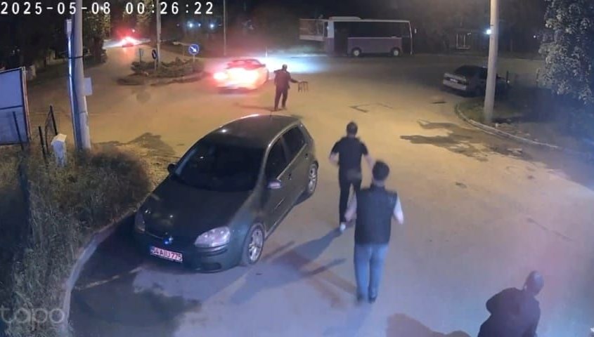 Otomobile tabure fırlattı