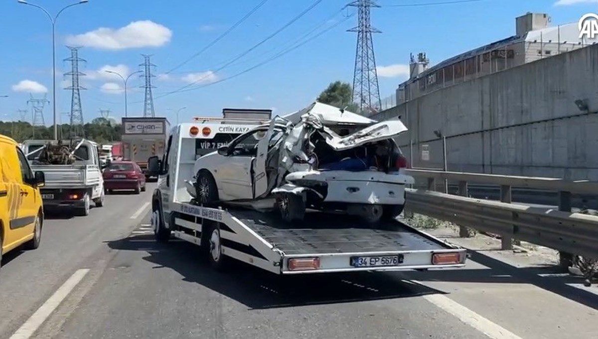 TEM Otoyolu'nda TIR ile otomobil çarpıştı: İki kişi yaralandı