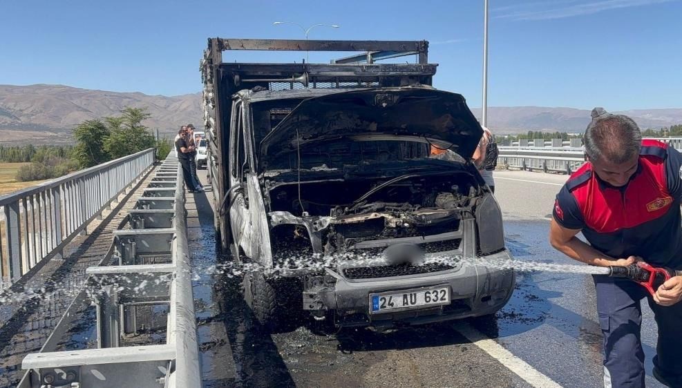 Erzincan'da kamyon yandı